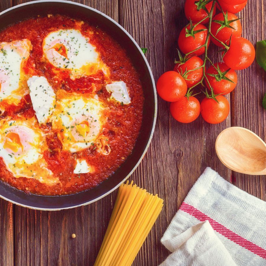 Baked eggs in tomatoes with parsley