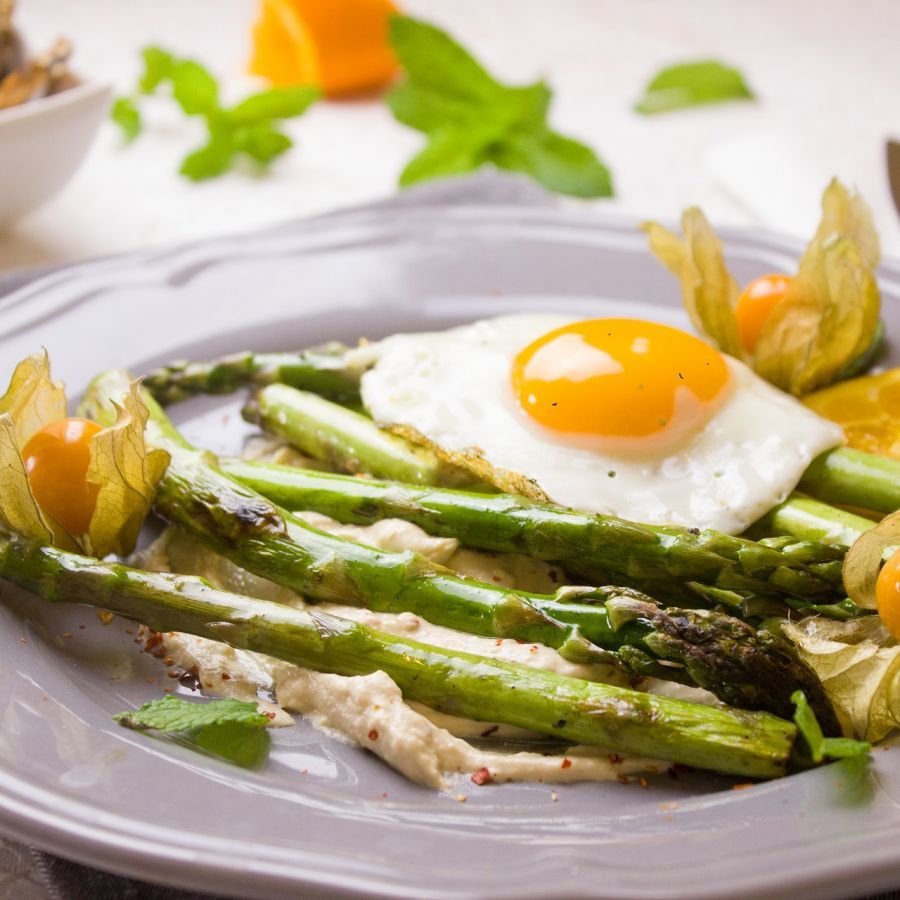 Asparagus with sautéed egg