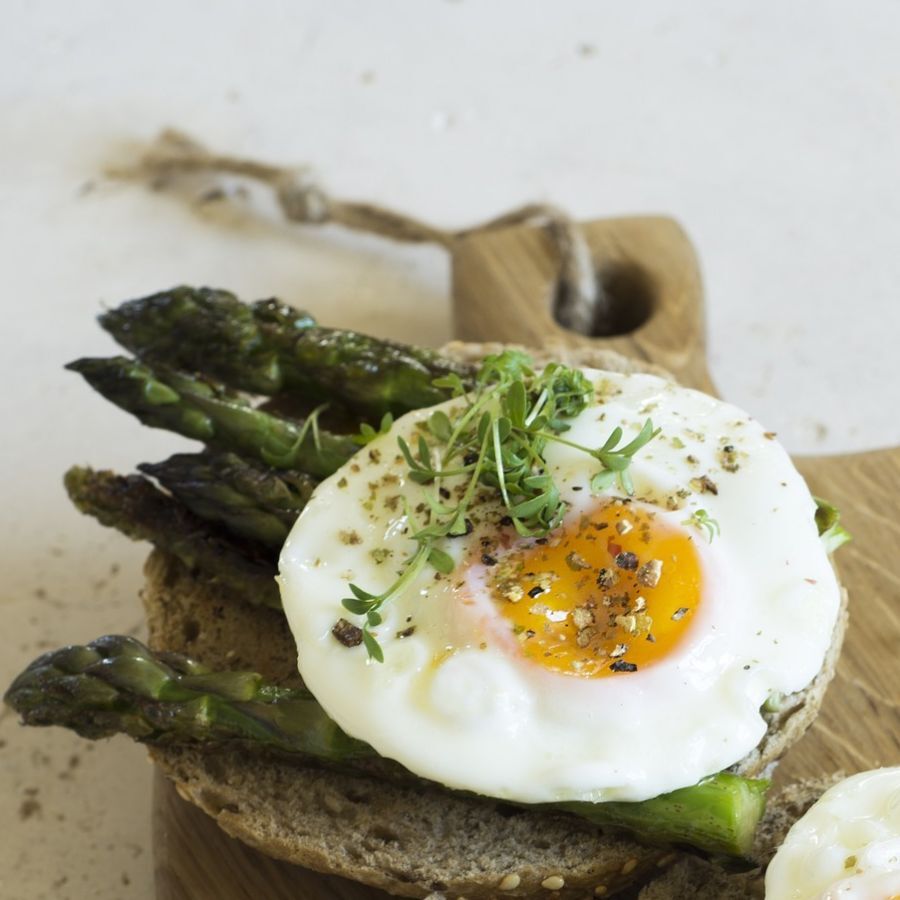 Recipe: Wholemeal roll with egg and braised asparagus
