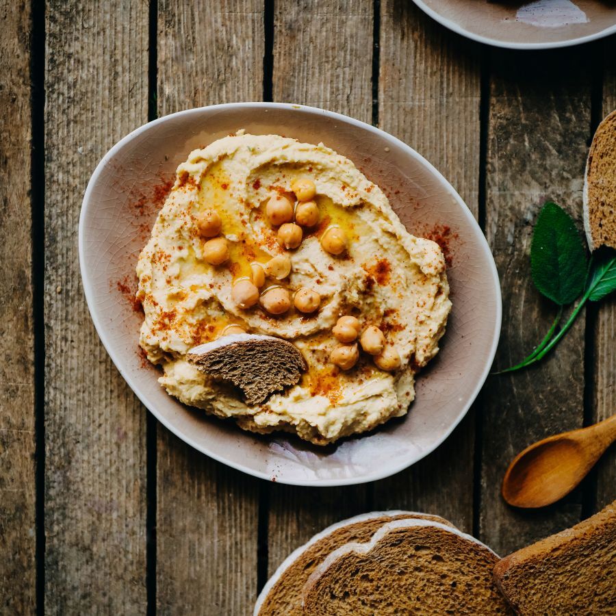 Hummus z imbirem i kurkumą - ognista odmiana ulubionego przysmaku.