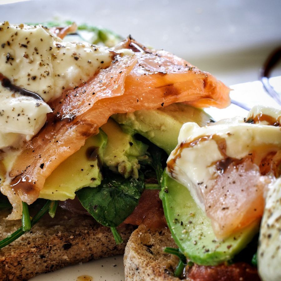 Recipe: Avocado with smoked salmon and spinach and cucumber salad