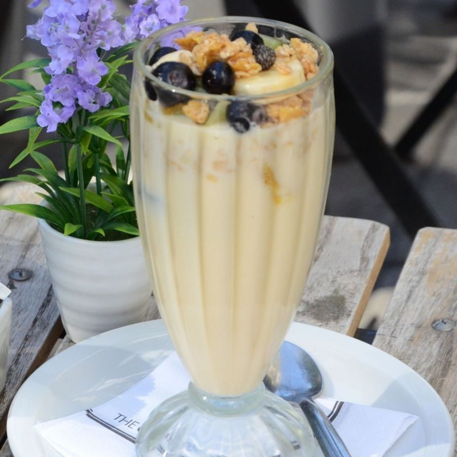 Warm banana mousse with nuts