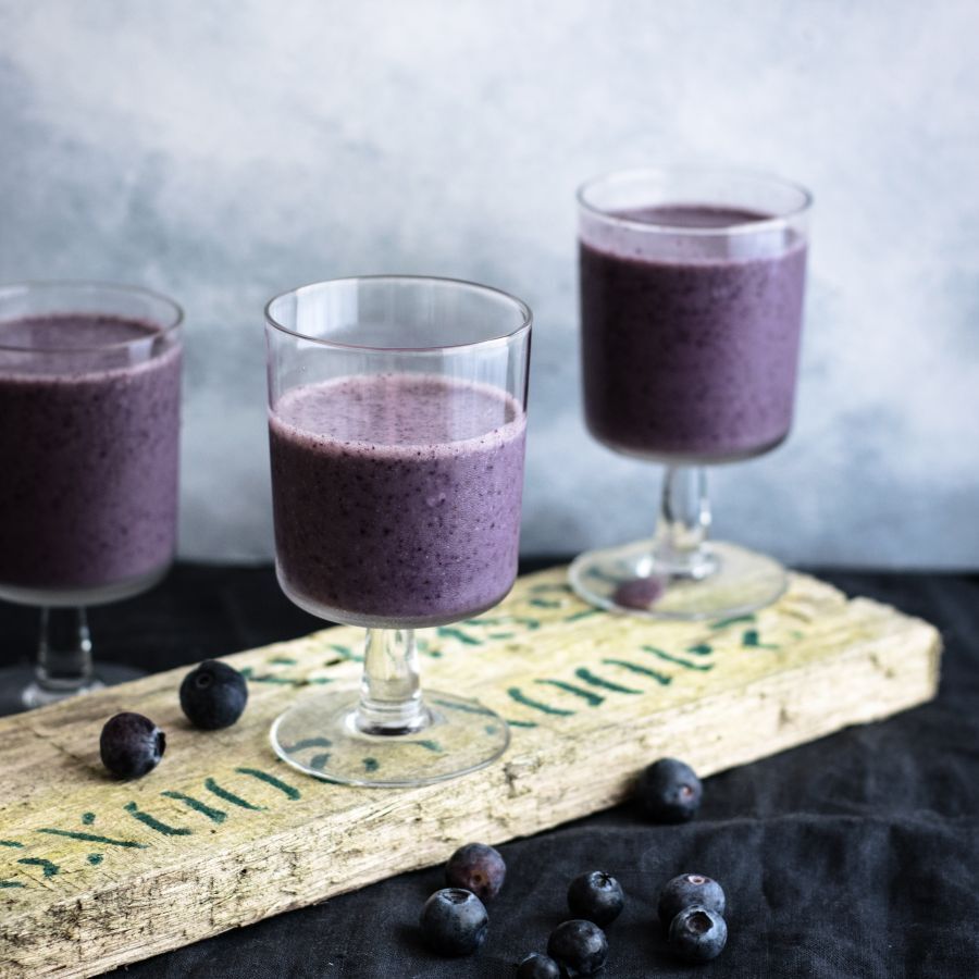 Recipe: Almond smoothie with berries and avocado