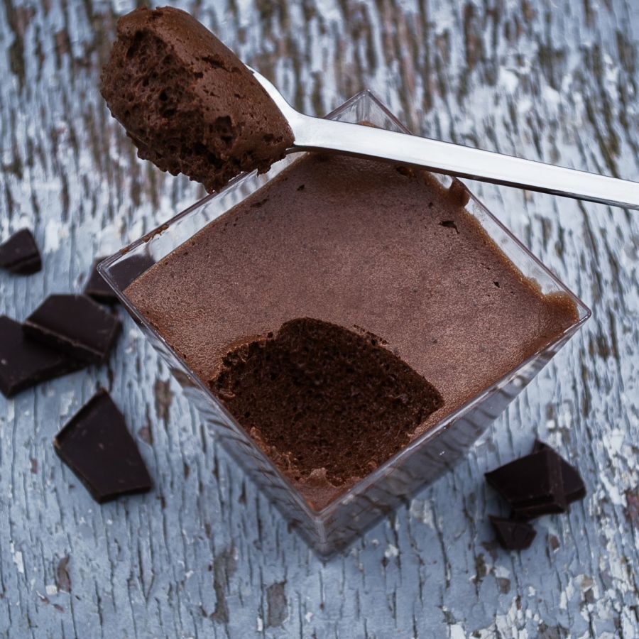 Przepis: Pudding bananowy z czekoladą i malinami