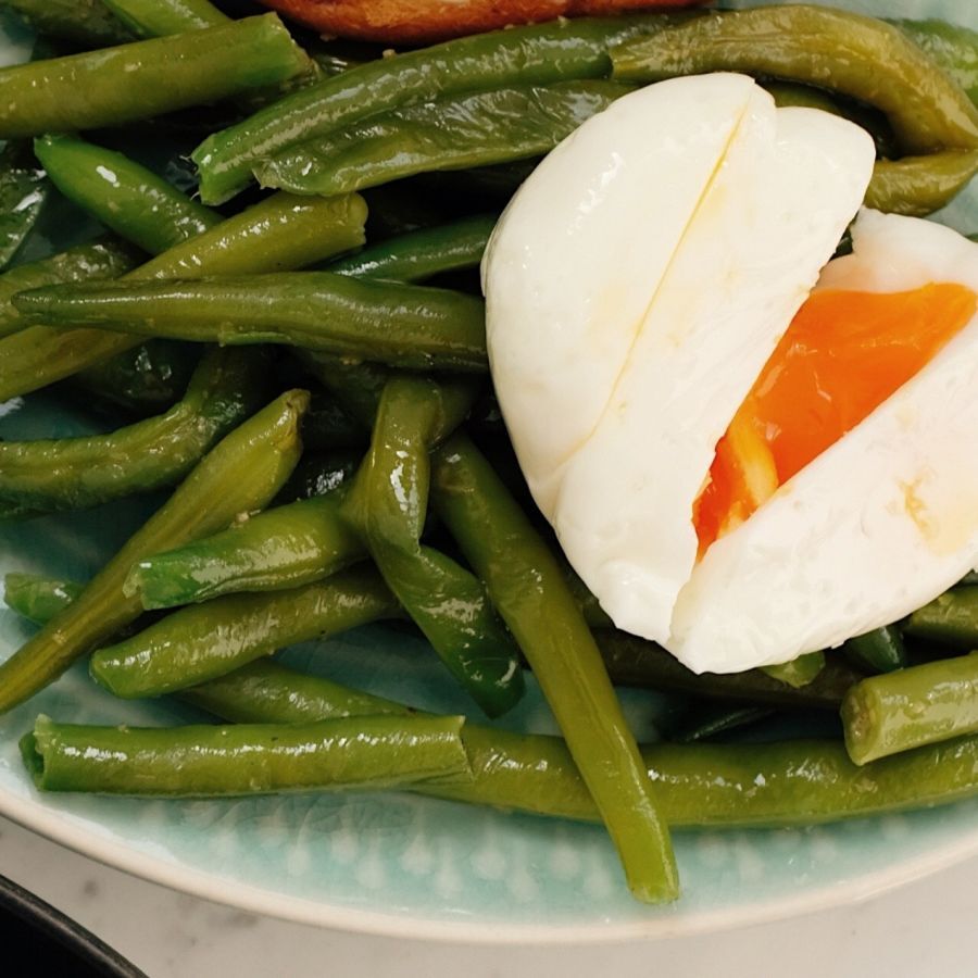 Fried egg on green beans