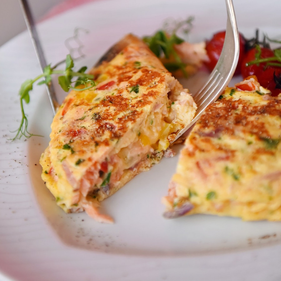 Przepis: Pieczona frittata z twarogiem i oliwkami