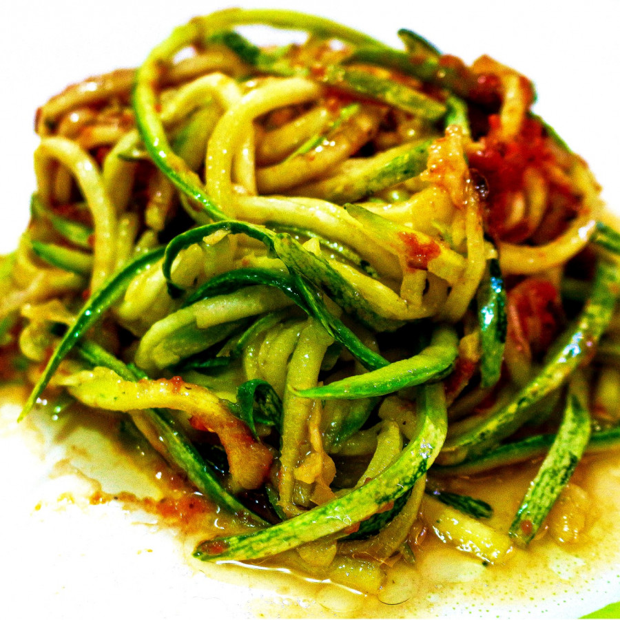 Przepis: Spaghetti z cukinii w sosie pomidorowym