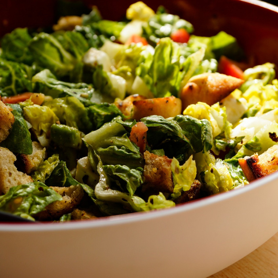 Recipe: Grilled plum and turkey salad in peanut butter