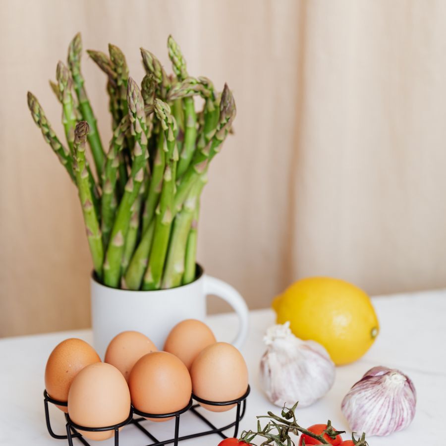 Salade d'asperges et d'oeufs au plat