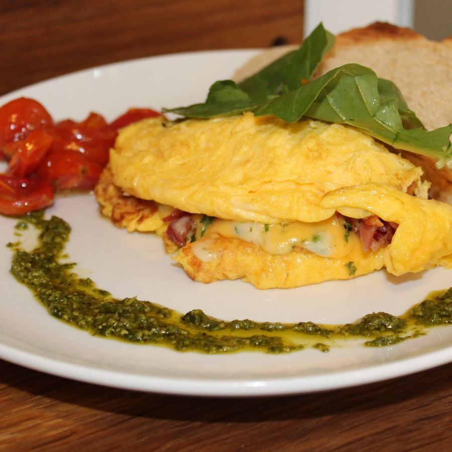 Receta: Tortilla en aceite de oliva con salmón ahumado y tomate