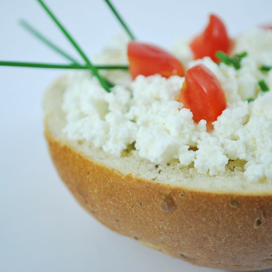 Hüttenkäse mit Radieschen und Schnittlauch