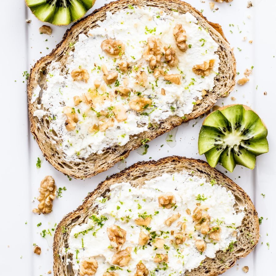 Bocadillos de centeno con cuajada de miel y nueces y kiwi