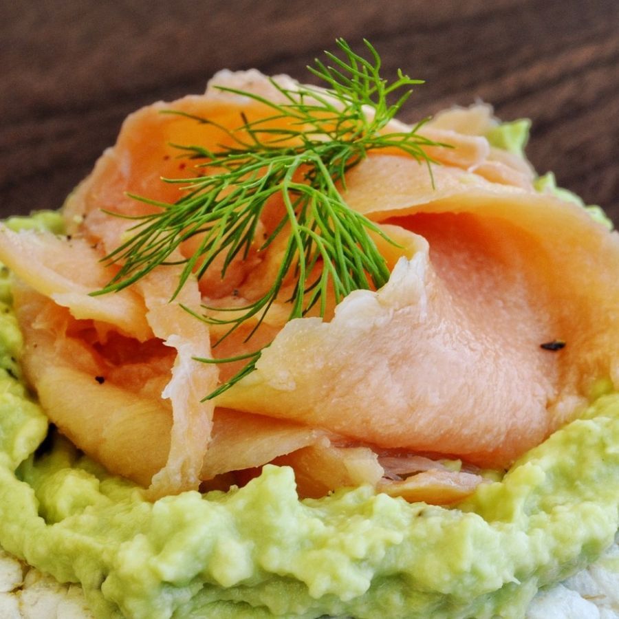 Sandwich à l'avocat et au jambon