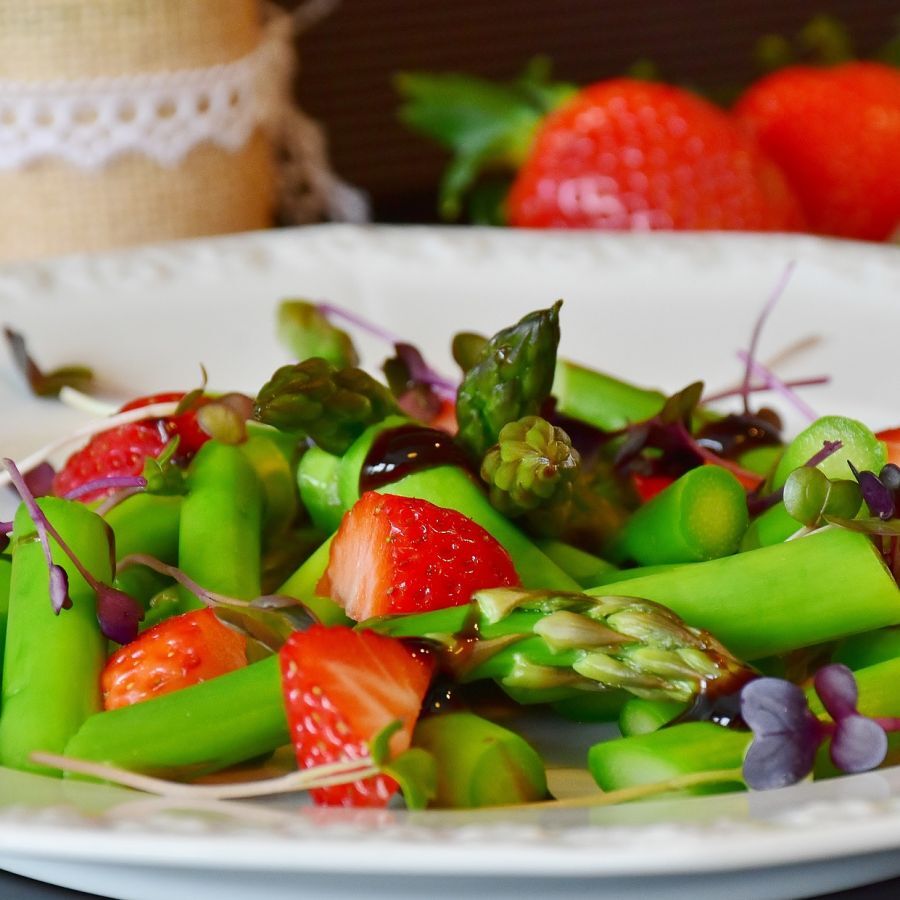 Receta: Espárragos con aguacate y aliño de fresas