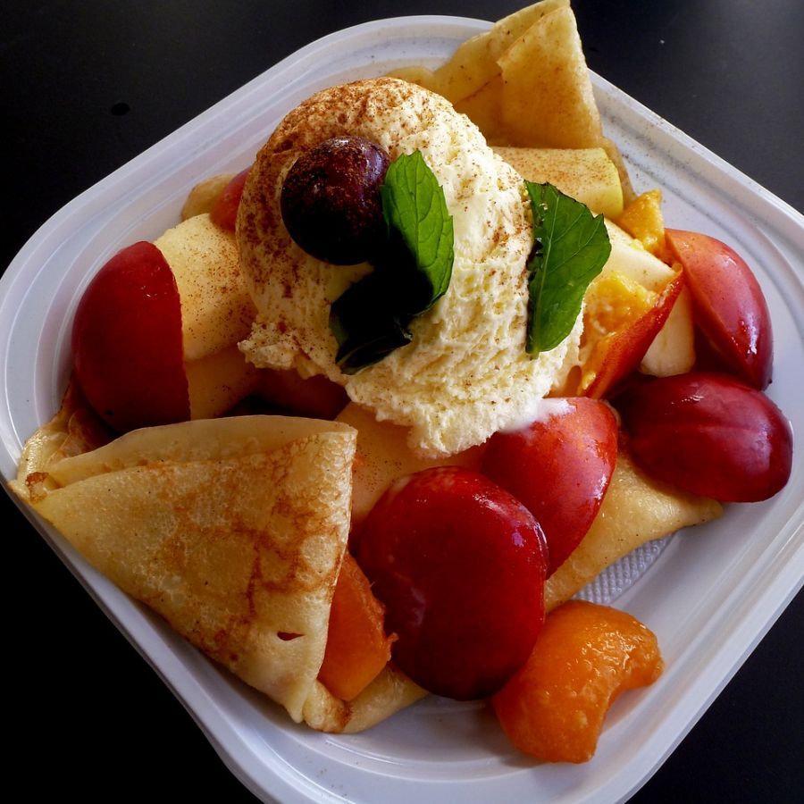 Omelette aux bananes et aux pêches