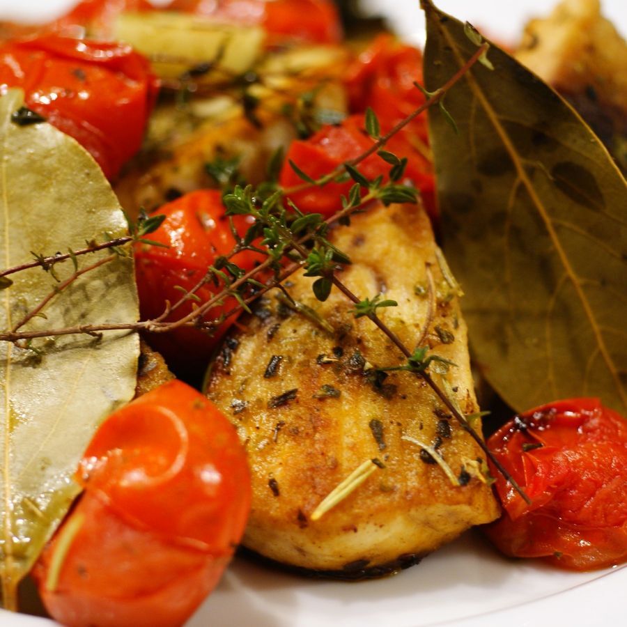 Gebratener Fisch in Tomaten mit Bratkartoffeln