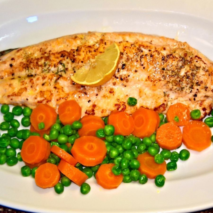 Rezept: Putenfilets mit Möhren und Erbsen