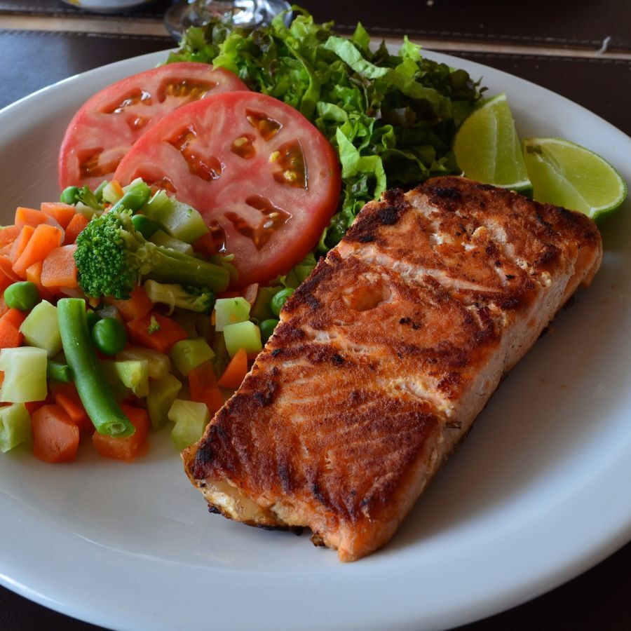 Saumon au four avec légumes
