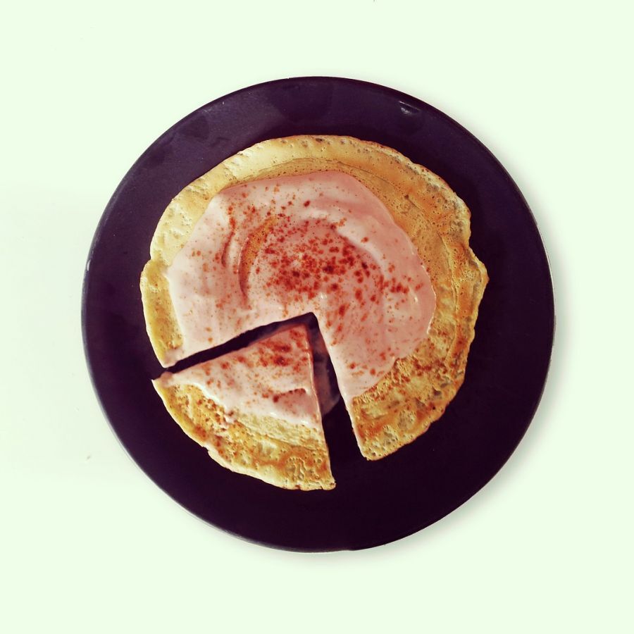 Tortilla con claras de huevo, copos de avena y mermelada de fresa