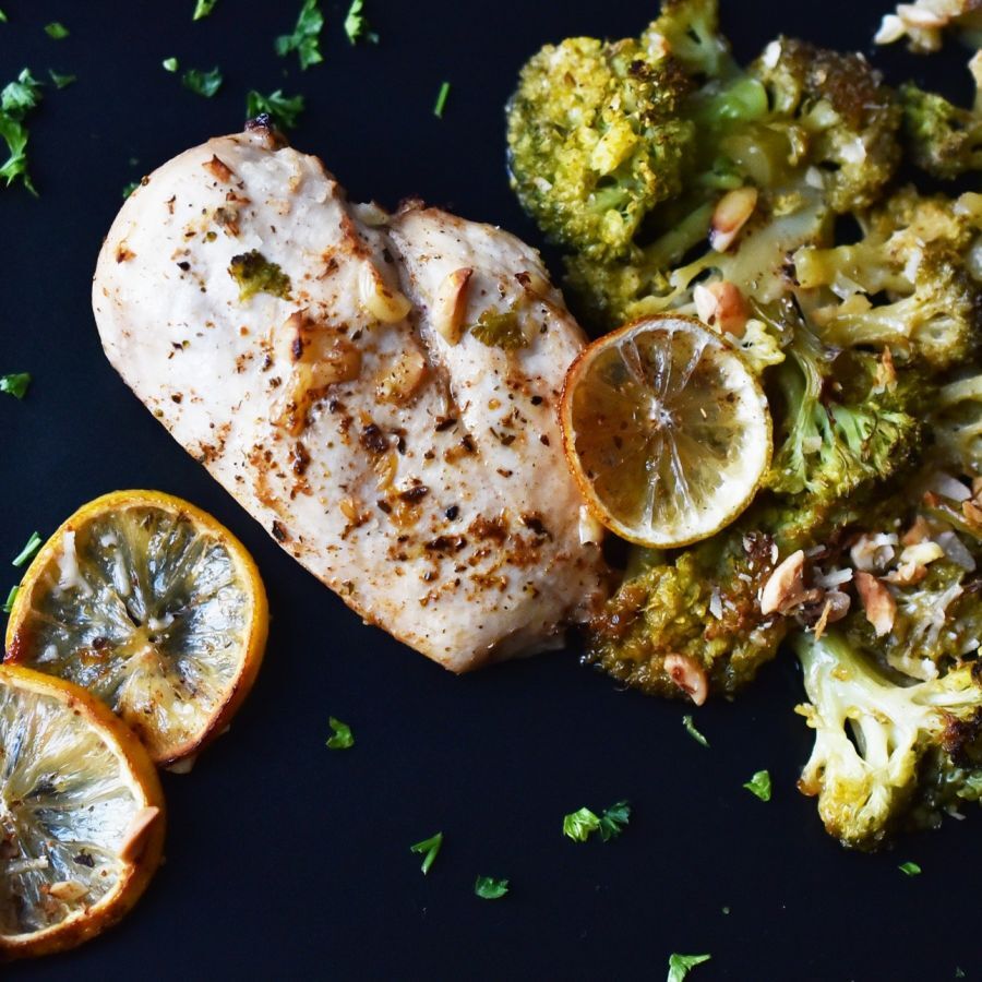 Blanc de poulet avec des légumes cuits à la vapeur