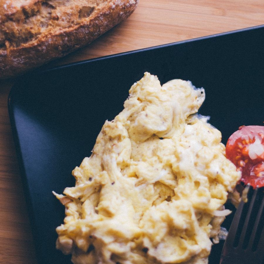 Rezept: Gedämpftes Rührei mit Roggenbrot