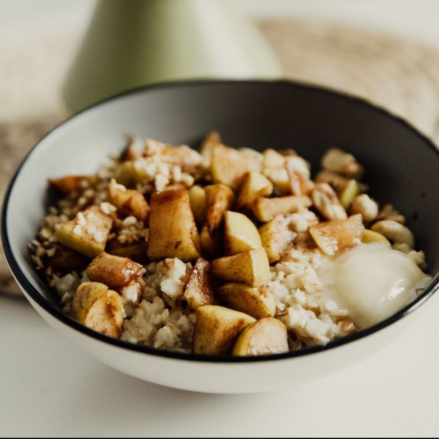 Rezept: Veganes Haferflocken-Dessert mit Apfel und Zimt