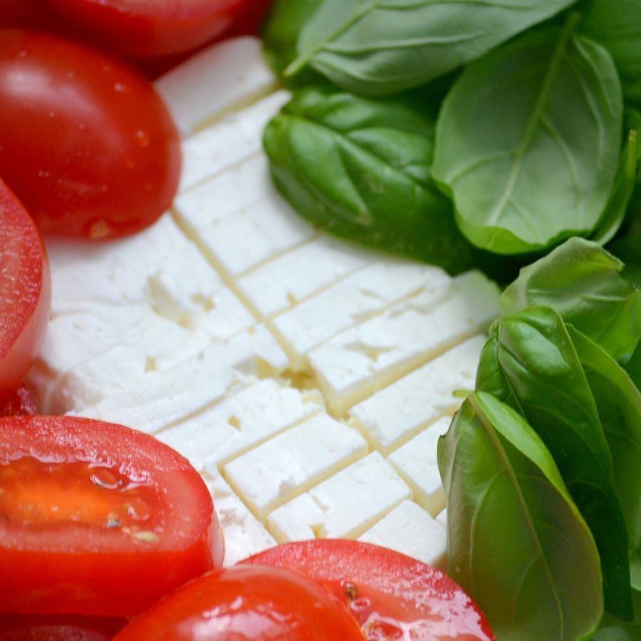 Tomates asados con albahaca y queso feta