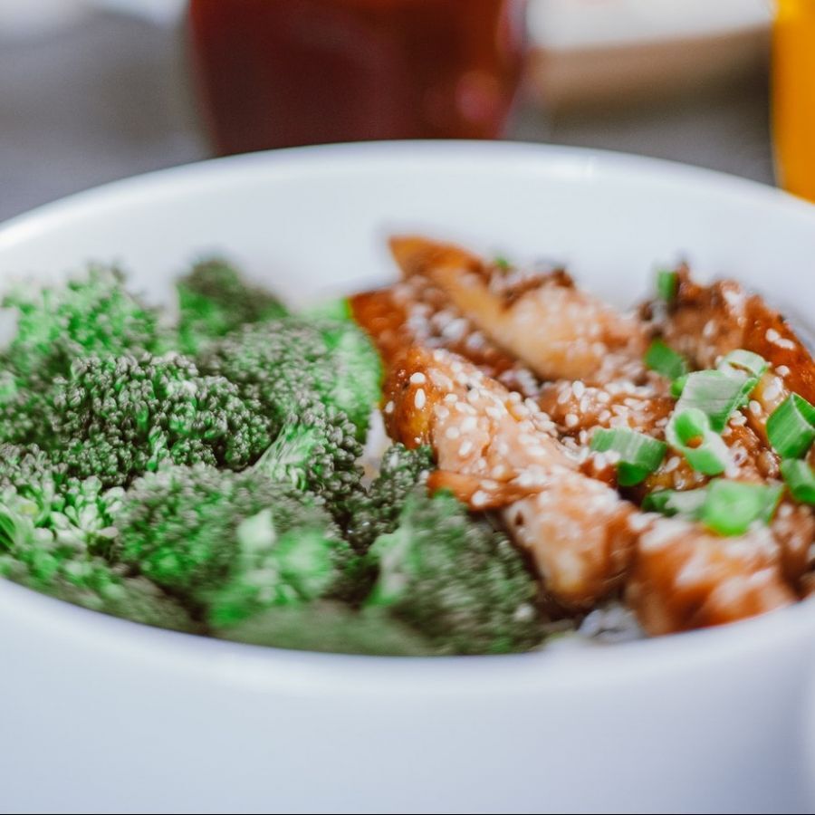 Recipe: Steamed cod with broccoli in sesame seeds