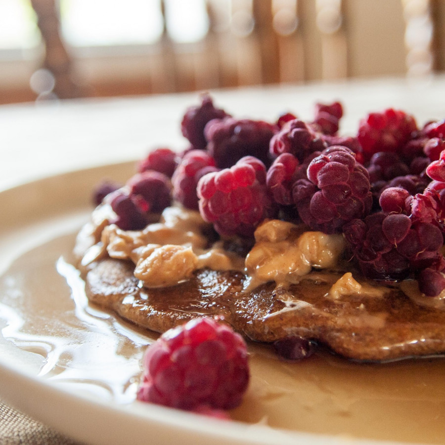 Gebackenes Omelett mit Himbeeren