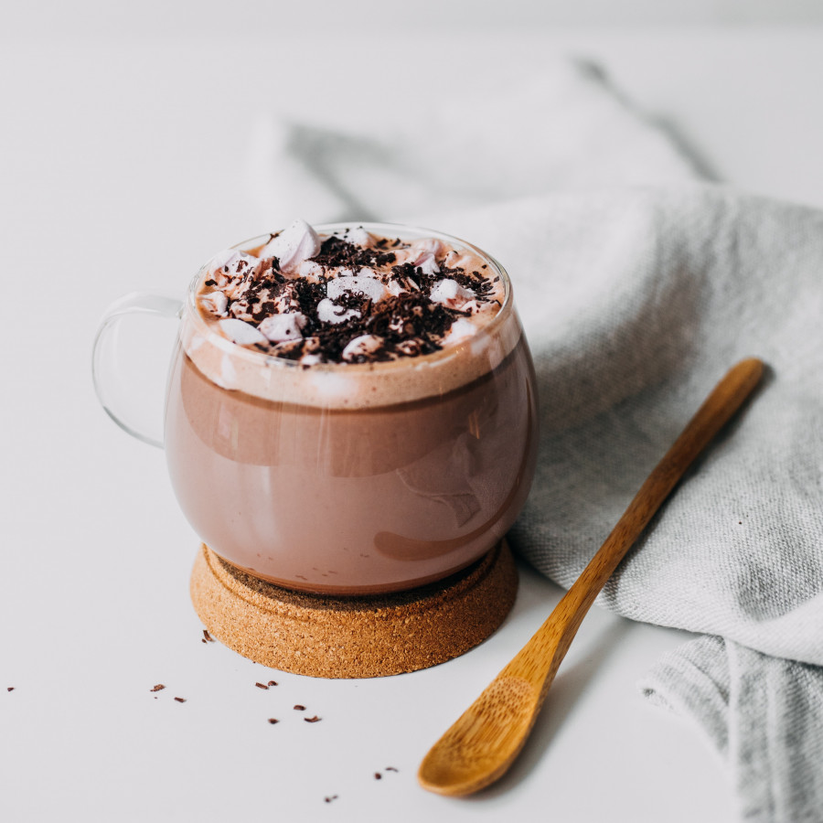 Pouding au chocolat chaud et au chia avec des prunes