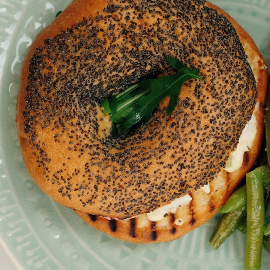 Mehrkornbagel mit Huhn