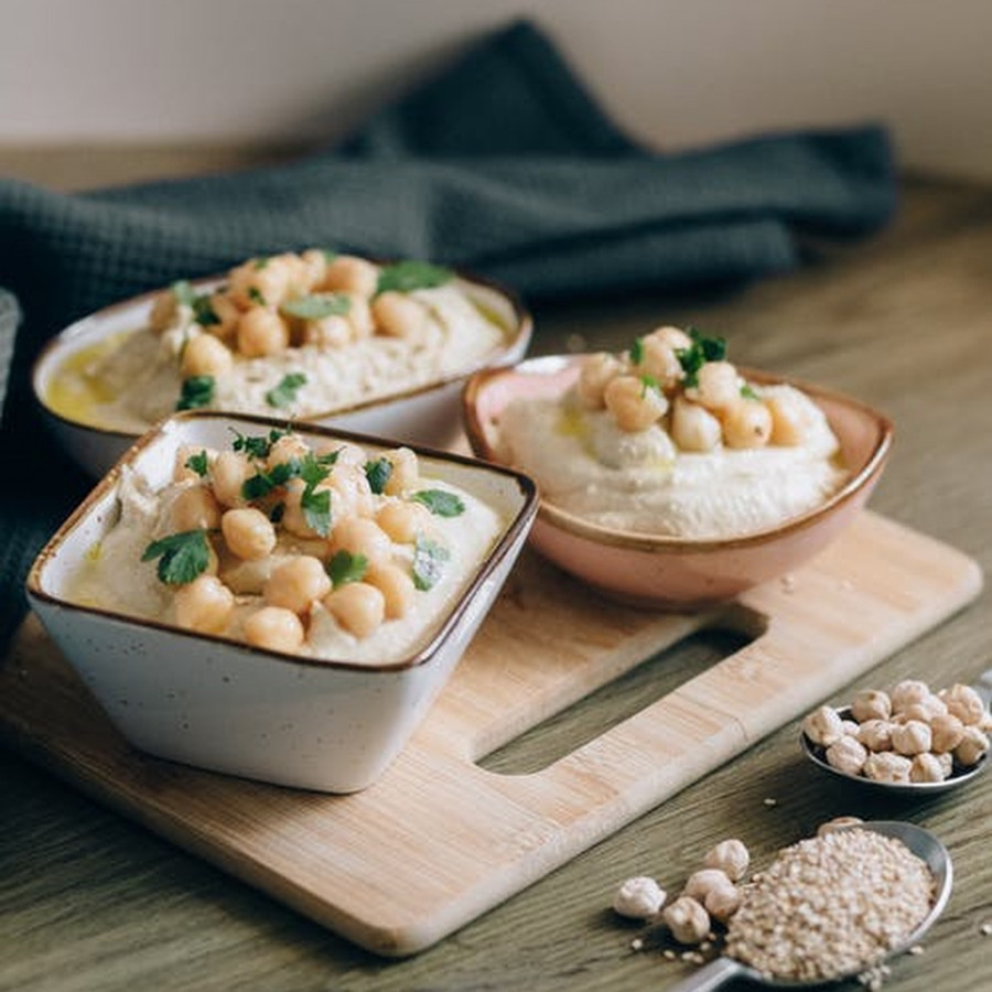 Hummus - cremoso y tierno, perfecto como cobertura para pan o verduras.