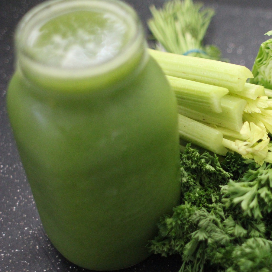 Jugo de apio - una bebida nutritiva y refrescante, ideal para limpiar el cuerpo.